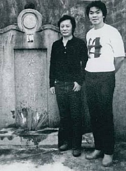 イップマンのお墓  黄淳樑（左）とグランドマスターウィリアム・チョン（右）